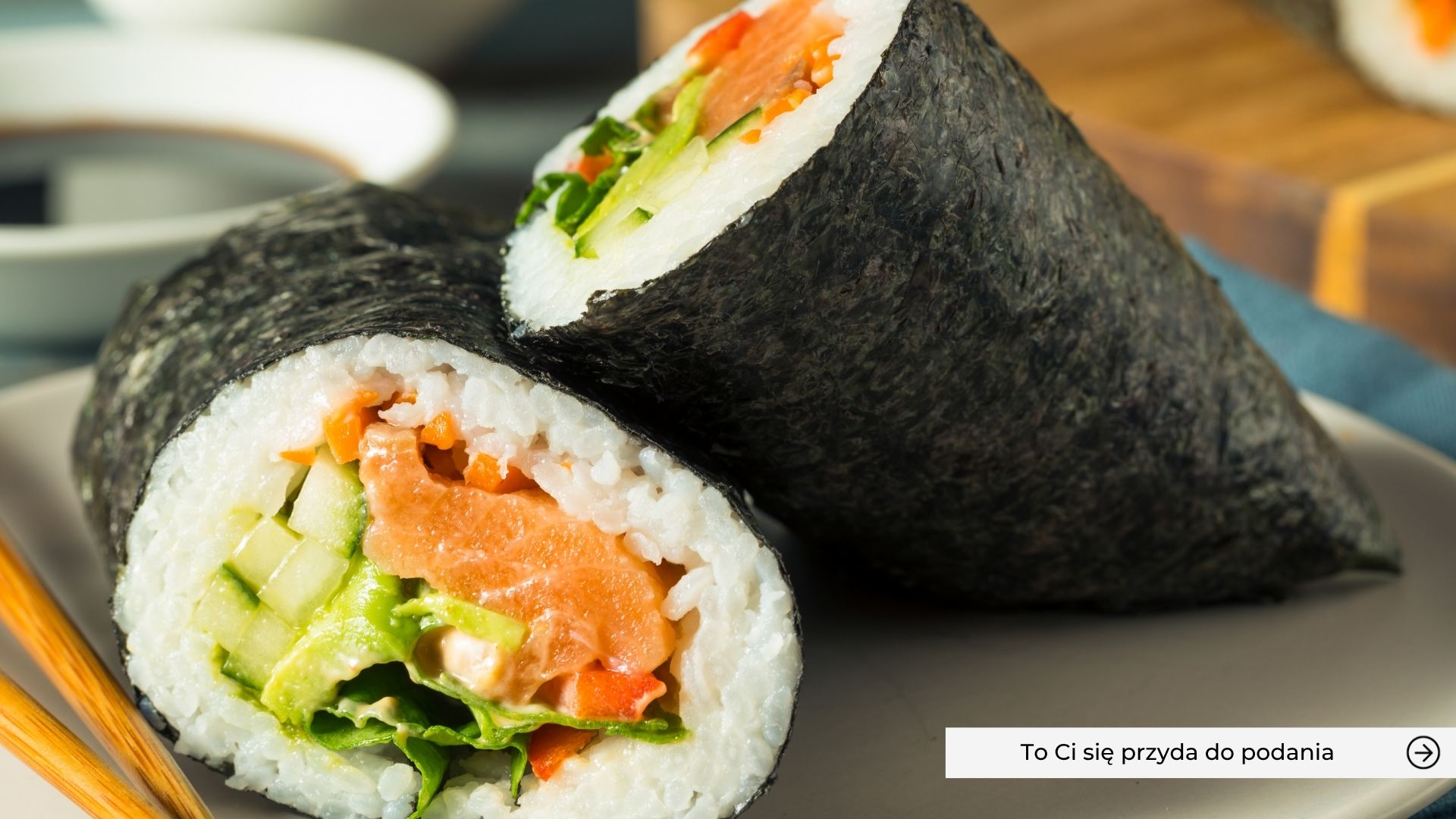 Rolka sushi na talerzu, przekrojona na pół